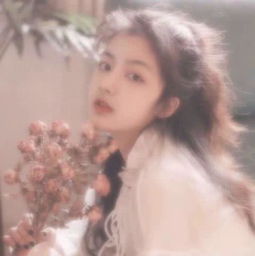 最近火了孤独女生头像我爱大风和烈酒,却被孤独割破了手