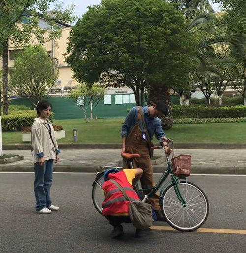 成都李兰迪大街上拍戏,穿短裤留短发少女感十足,不少路人围观