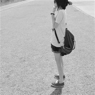 qq头像女生高冷带字盘腿