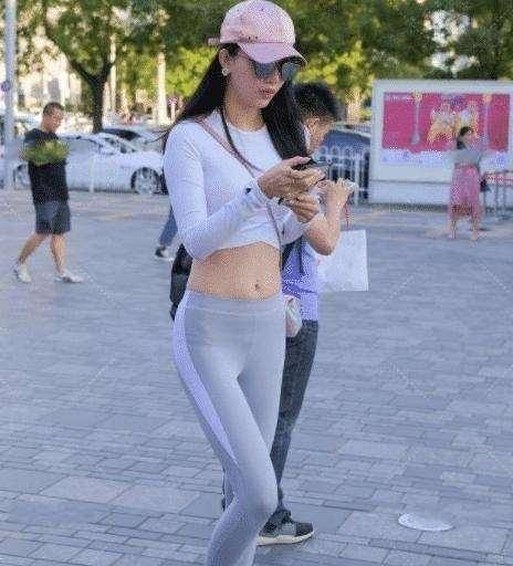 约会必备的瑜伽裤穿搭技巧,选择简洁轻盈的裙型,增添气质