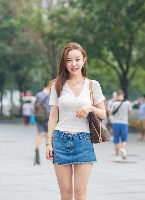 路人街拍,美女选择一款吊带的黑色连衣裙,特别的美观
