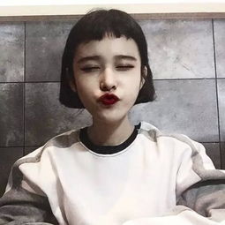 帮我找出那女的叫什么名字