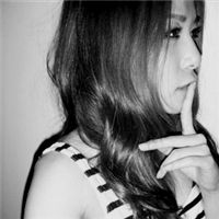qq空间伤感黑白女生头像