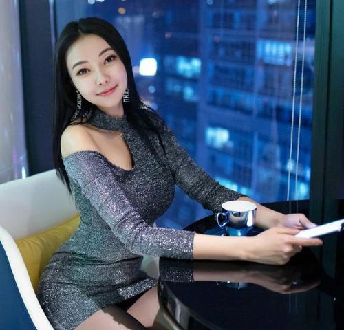 美女穿上高跟鞋,搭配包臀裙高贵冷艳,穿上黑丝性感气息满满
