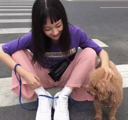 搞笑gif图就是坐姿有点不雅,人和狗狗都很可爱的