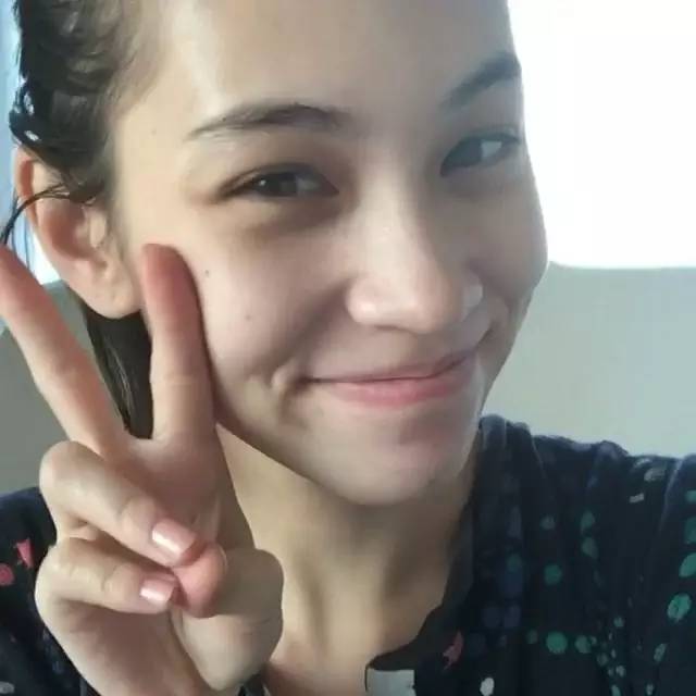 就爱这种反差萌3位众人心目中的厌世脸女神,其实是融化人心的爱笑女孩