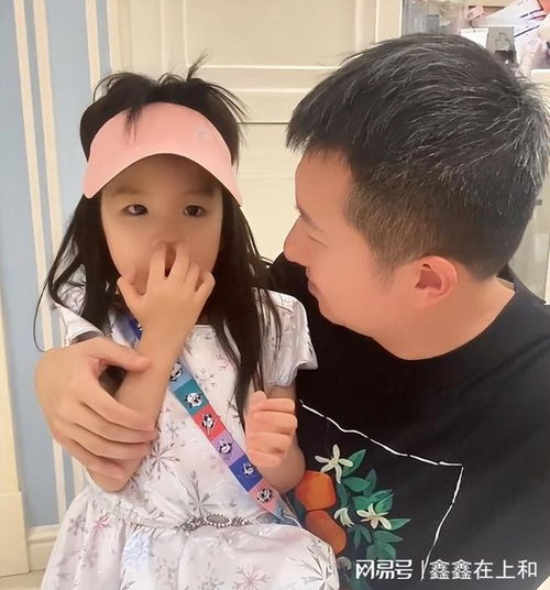 央视红果果晒居家带娃照,儿女五官似爸,与绿泡泡结婚13年超恩爱