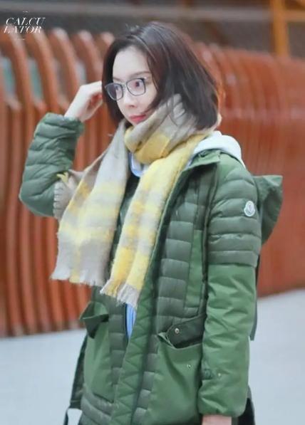 陈数美到骨子里,羽绒服搭围巾成减龄利器,戴上眼镜优雅又洋气