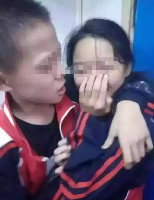 两个小学生早恋,在教室做的事情,看图4,网友辣眼睛