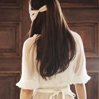 带蝴蝶结女生背影头像