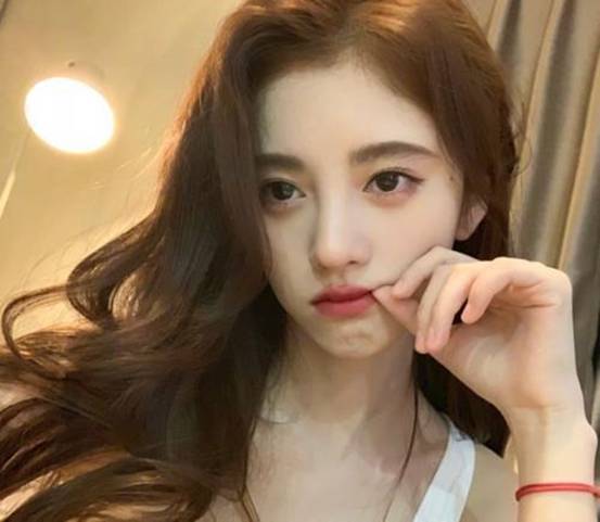 鞠婧祎发量多惊人发型师攥在手里那一刻,天不天然一目了然