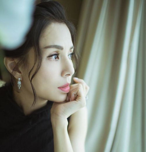 又被55岁李若彤惊艳了,穿黑色蕾丝裙配盘发,古典气质好出众