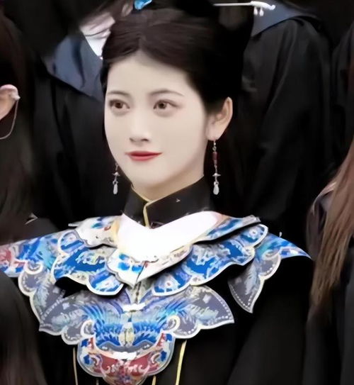 大学生国风毕业照惊艳全场,云肩搭配学士服,这波毕业照赢麻了