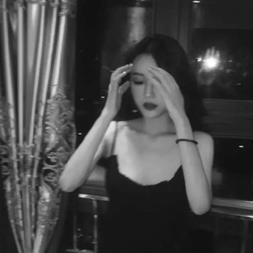 黑白女生头像愿我们都是被时间偏爱的人