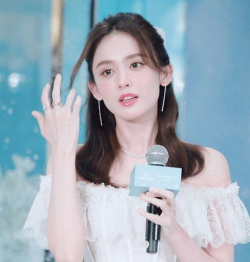 娜扎最新生图就像变了一个人,粉丝怪路人手机将大美人拍丑了