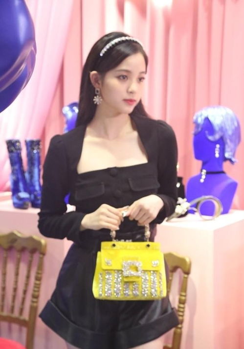 虽然欧阳娜娜侧脸有点平,但正脸真挺惊艳的,骨子里很有名媛气质