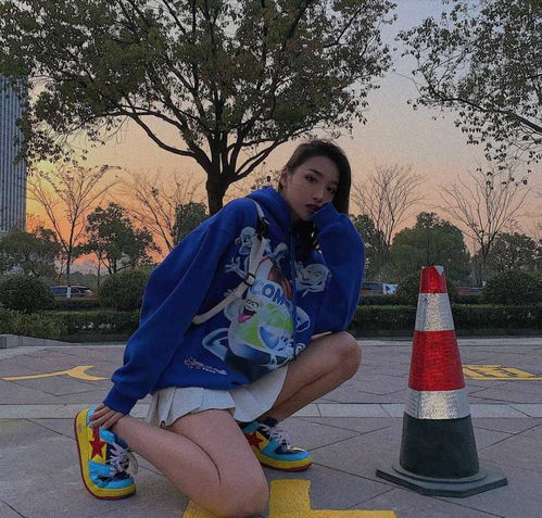 沈梦辰真是穿衣楷模,粉色卫衣搭配黑色牛仔短裤,少女感扑面而来