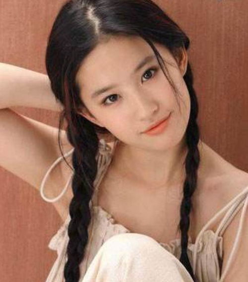 刘亦菲为什么从不剪齐刘海本以为会很丑,结果意外撞脸女神杨幂