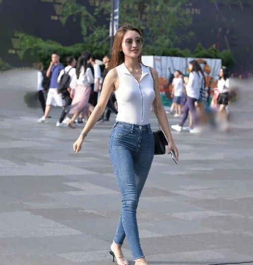 牛仔裤增加了很多视觉美感,展现了女性英俊甜美的气质