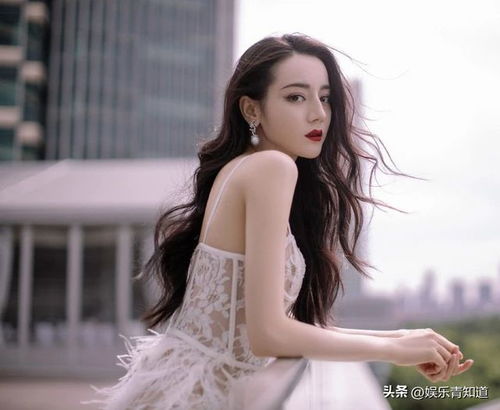 迪丽热巴真大胆,身穿白色镂空羽毛裙如天鹅一般优美动人