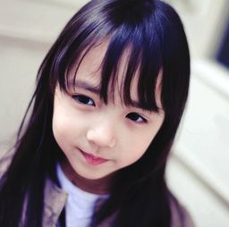 这个小女孩是谁