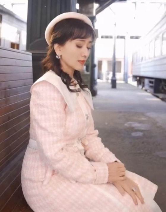 68岁赵雅芝再扮冯程程,穿粉色洋装秀小蛮腰,时隔41年容颜未改