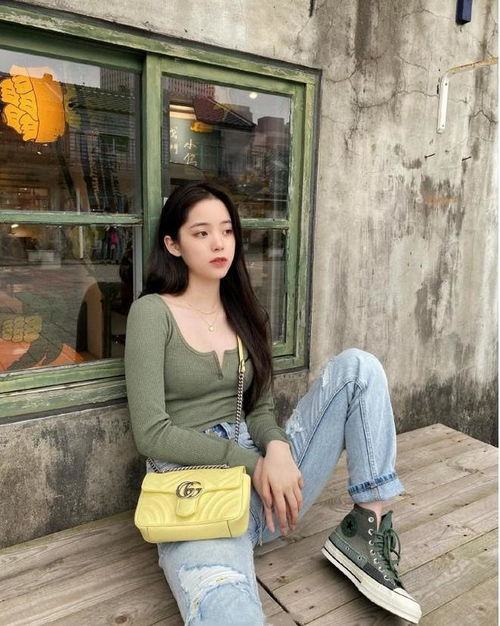 美少女欧阳娜娜真心美,白色荷叶袖衬衫裙复古优雅又清新,超有型