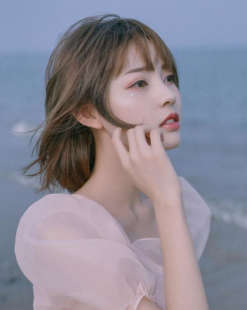 海边美女短发粉色公主裙可爱迷人
