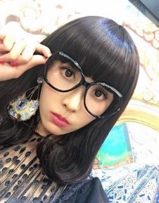 42岁林志玲齐刘海嘟嘴卖萌似少女,这是开始模仿baby了