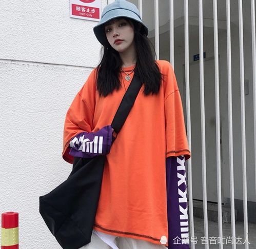 建议女生别总穿旧款卫衣了,瞧瞧00后假两件穿法,又美又显瘦