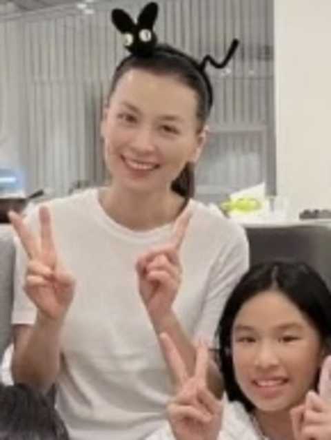 51岁张庭为女儿庆生,素颜出镜笑容灿烂氛围好,比12岁女儿状态还好