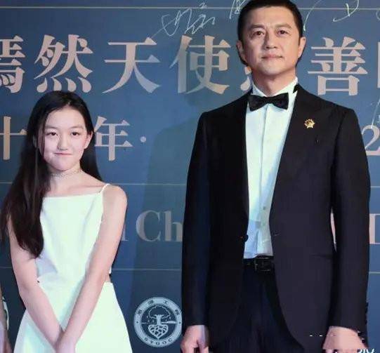 王菲女儿李嫣大秀好身材14岁近照似超模,照片背景惹争议