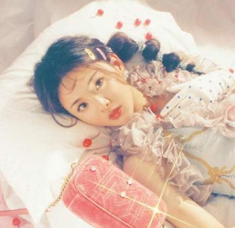 本以为杨超越洛丽塔够美了,看到鞠婧祎的马尾,猜不出年龄