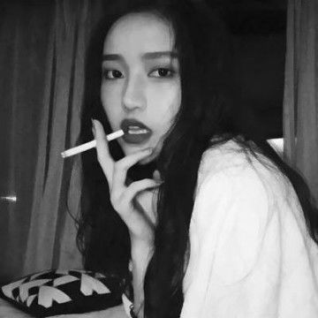 女生黑暗丧风格抽烟头像