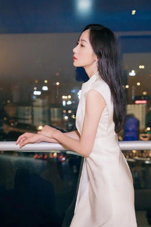 韩雪真是天生名媛一袭简单白色连衣裙,都能穿出玉女气质来