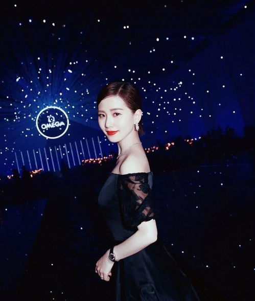 刘诗诗气质真抢镜,一袭白色拖地连衣裙高贵大气,颜值美回新高度