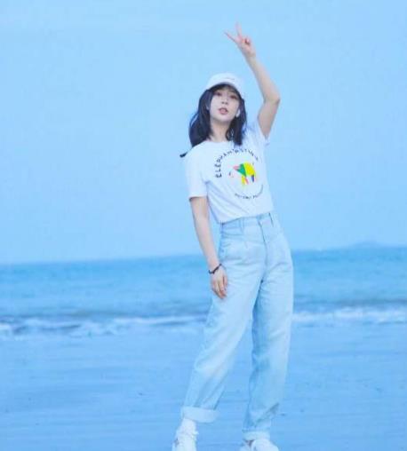 杨紫最近海边拍写真曝光,眼睛里有星辰大海,网友可爱不失甜美