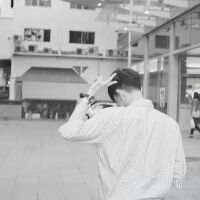 男生高冷帅气的黑白背影头像