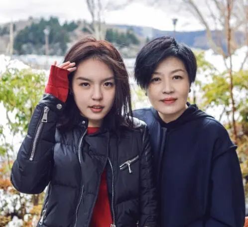 首位女明星发声李若彤呼吁阿里风波要严肃对待,郑爽也来凑热闹