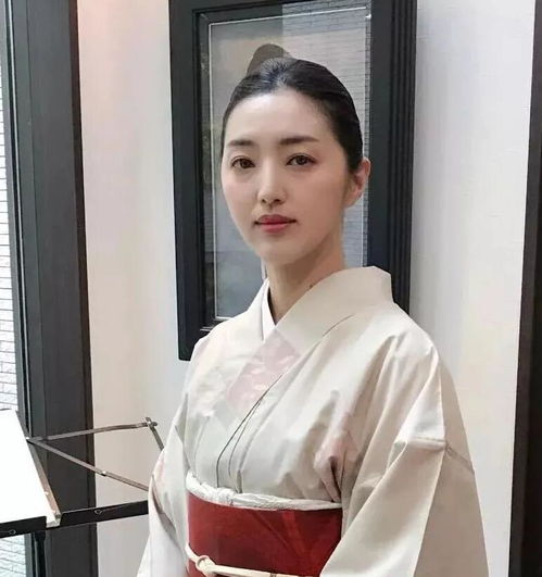 日本美女画家作品欣赏,被子里熟睡的女人画出艺术美,你喜欢吗