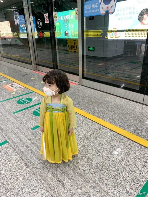 中国妈妈辟谣地铁小女孩是日本小孩别日本萌娃了,孩子是大中华儿女