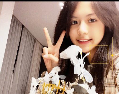 翁虹弄大餐给女儿庆生一家三口高颜值同框幸福美满
