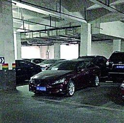女子一车占两车位遭邻居留字条警告