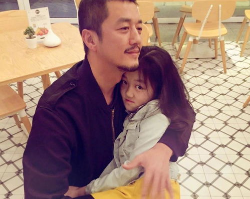 本以为李亚鹏和女儿已经够像,看到黄贯中和女儿后像生了个自己