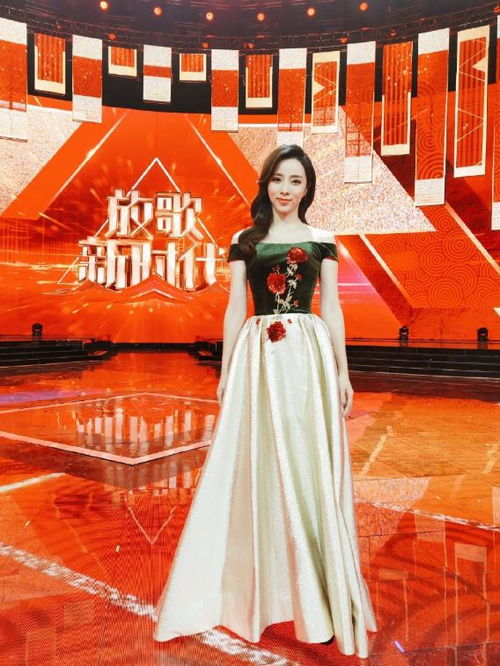 李思思不愧是主持人,一身古风造型气质惊艳,腰封凸显了苗条身材