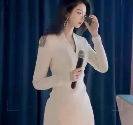 穿着性感的女教师深受学生喜爱,家长却充满反对声不配为人师表