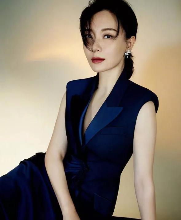 气质美女陈数时尚写真大片,天鹅颈太迷人,秀完美身材