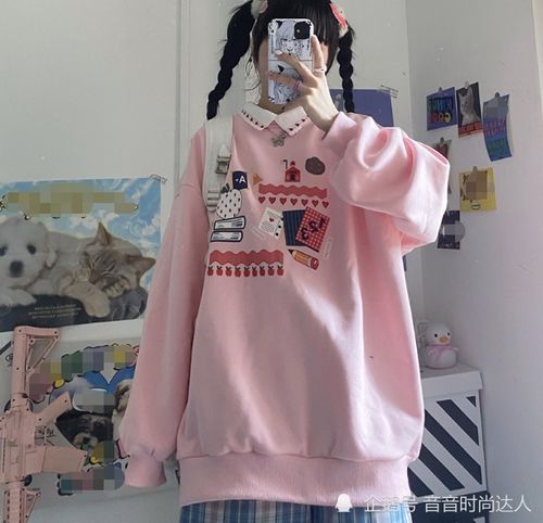 女生穿卫衣别总配阔腿牛仔裤,low最近流行高街穿法,比校花还时髦