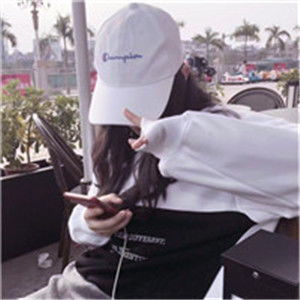 时尚戴帽女生头像,强烈推荐封面的一张带鄙视手势的