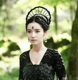 发饰像一圈圣光的古装女子,韩雪清冷袁咏仪梦幻而她最霸气